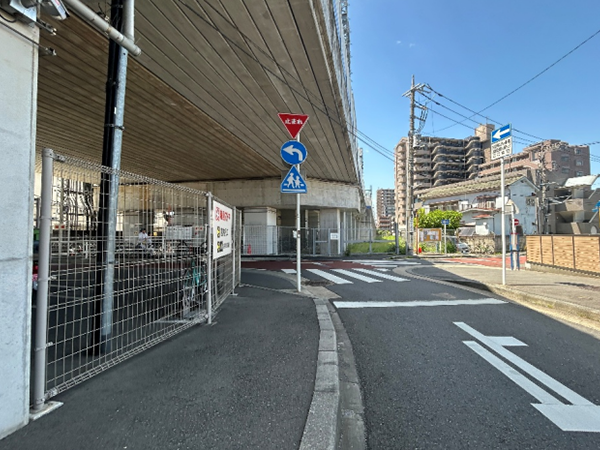 つきあたりを右に